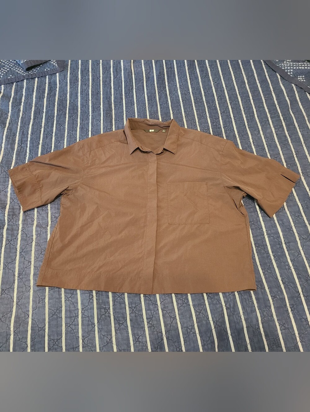 Uniqlo Dark Brown Nylon Cropped Short Sleeve Button Down Shirt Size M